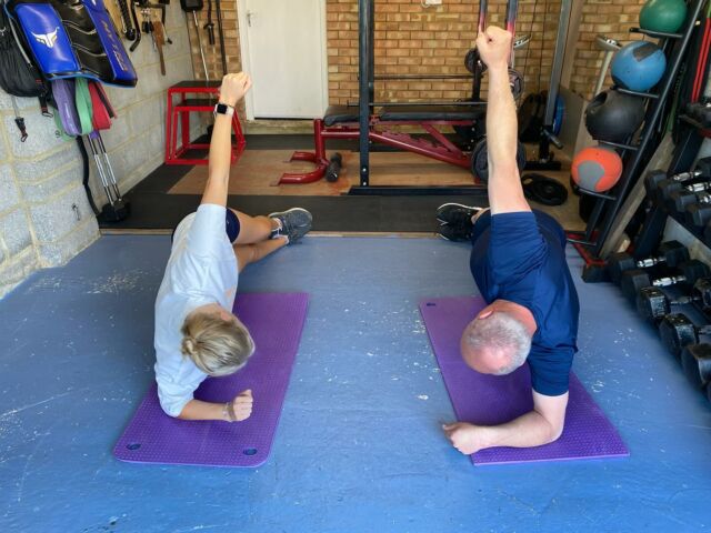 Finishing with a side plank for Team Beavers only father and daughter clients @matbutler66 and @francesca.butler_ 👏👏 #teambeavertraining